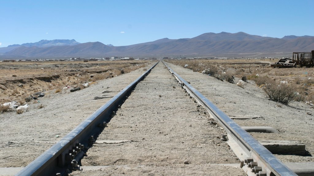 Uyuni mostrando artículos de ferrocarril y ruinas de edificios