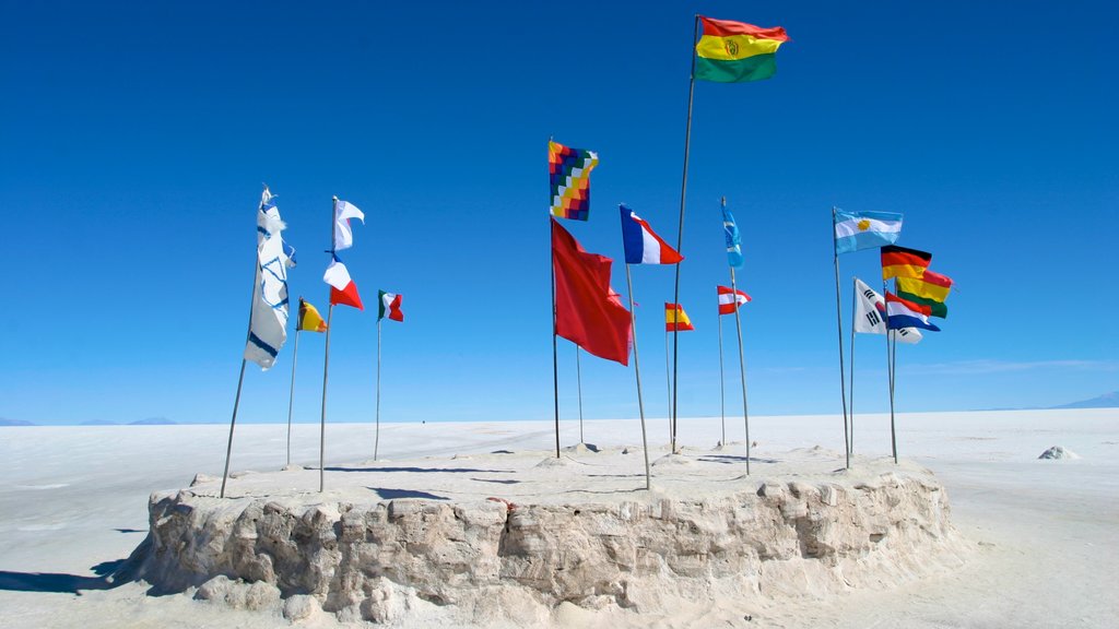 Salar de Uyuni showing a lake or waterhole and landscape views