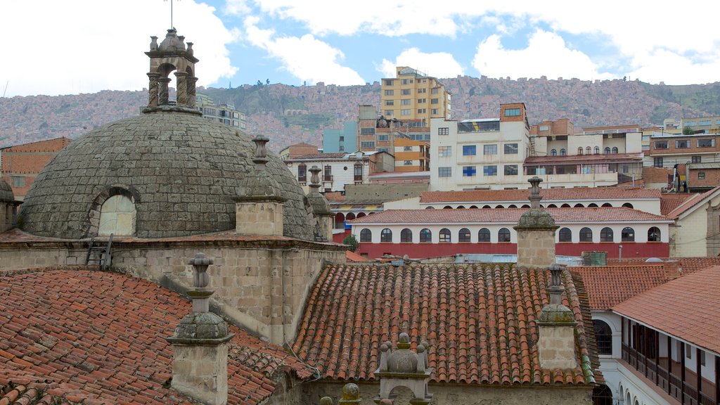 Iglesia de San Francisco ofreciendo una ciudad