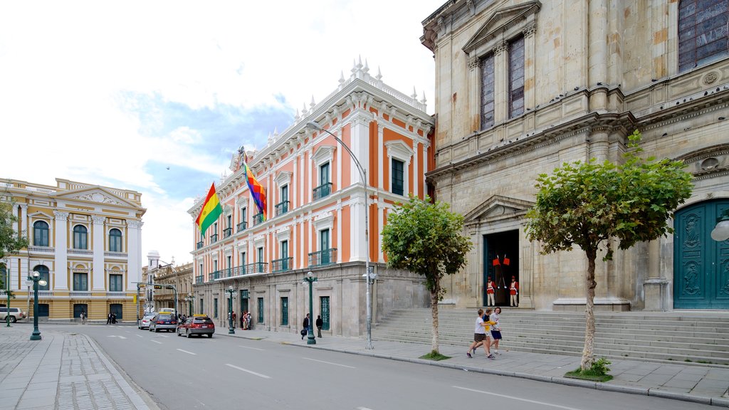 Plaza Murillo mostrando arquitetura de patrimônio, uma cidade e cenas de rua