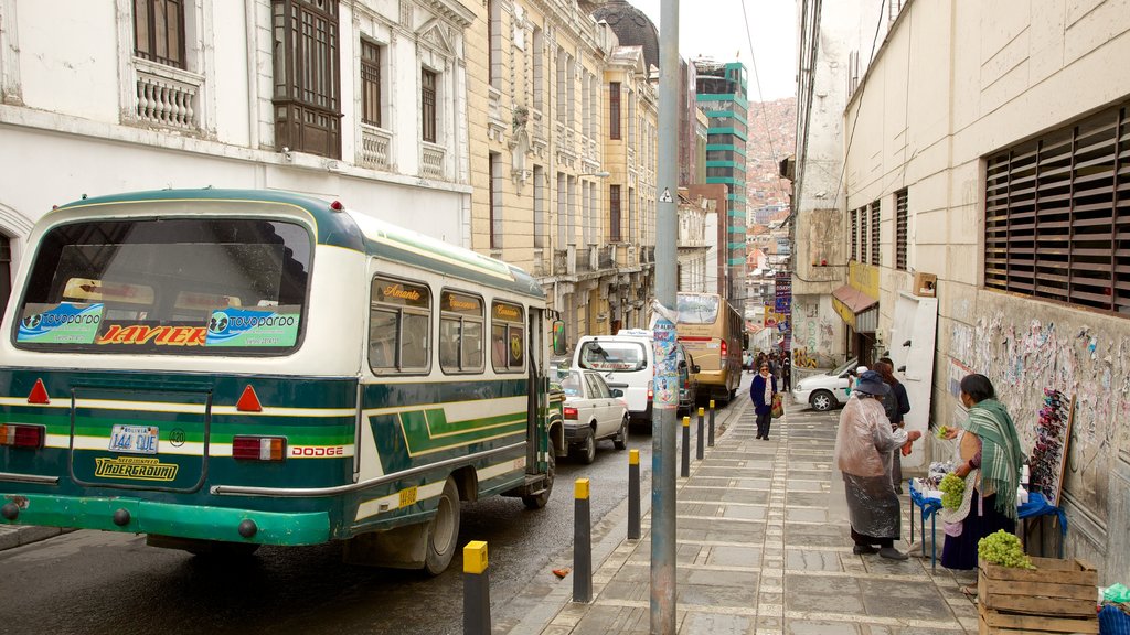 Plaza San Francisco que inclui uma cidade e cenas de rua