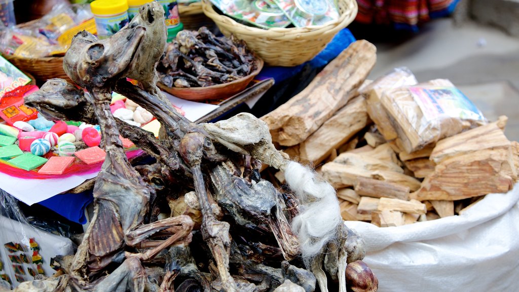 Mercado de las Brujas ofreciendo comida