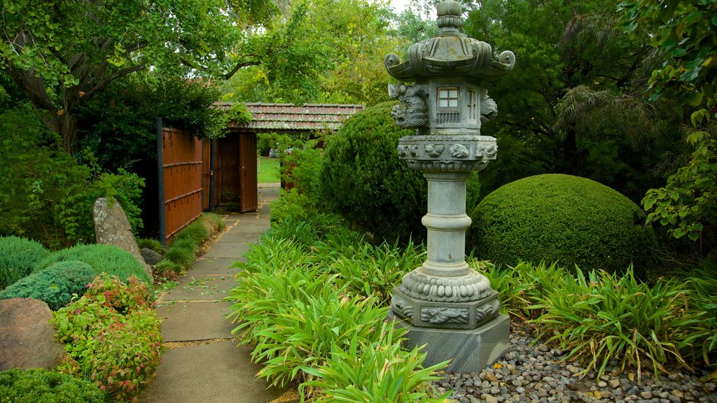 Himeji Gardens showing a garden