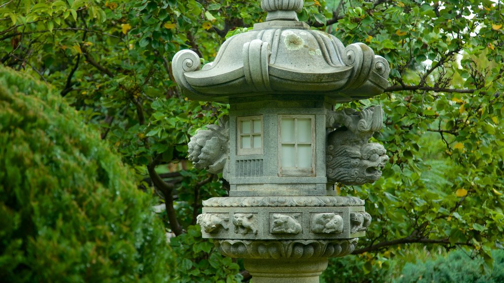 Himeji Gardens showing a garden and a statue or sculpture