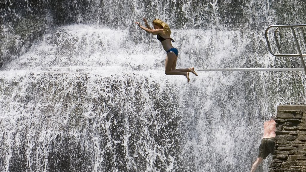 Ithaca mostrando una cascada y también una mujer