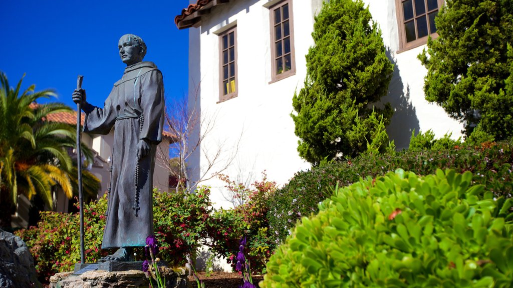 Misión de San Rafael Arcángel que incluye una estatua o escultura