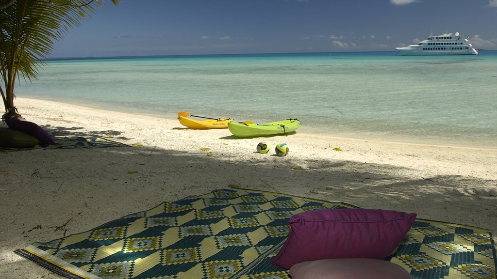 Rangiroa bevat een zandstrand en tropische uitzichten