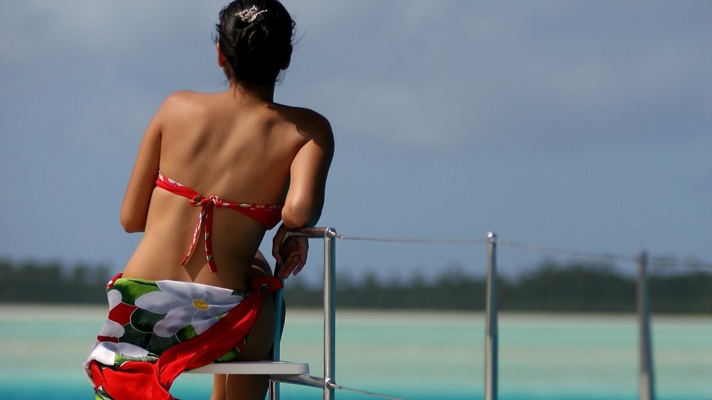 Atoll de Rangiroa aussi bien que une femme seule