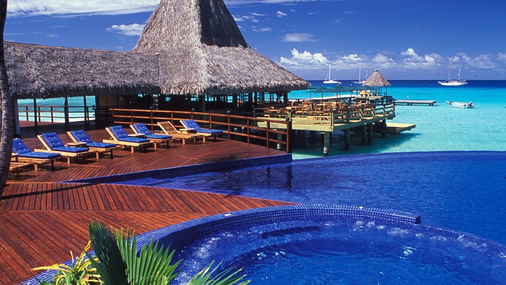 Rangiroa which includes a luxury hotel or resort