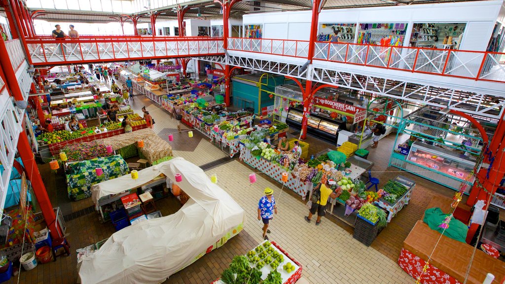 Mercado de Papeete ofreciendo mercados