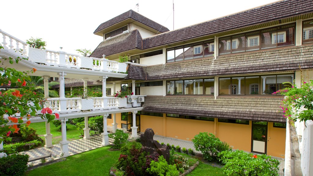 Ayuntamiento de Papeete que incluye un parque y patrimonio de arquitectura