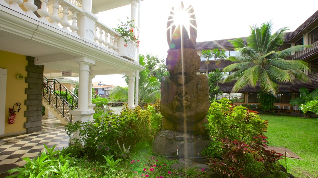 Papeete rådhus som inkluderer hage og statue eller skulptur