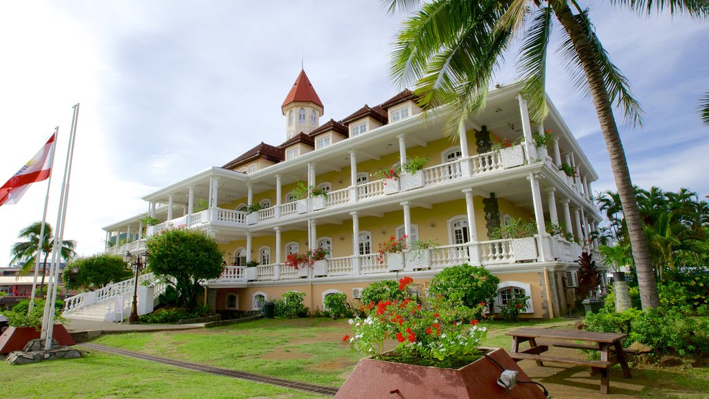 Ayuntamiento de Papeete mostrando un edificio administrativo y jardín