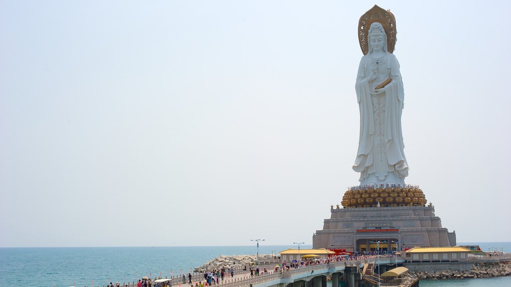 Estatua de Guanyin de Hainan mostrando vista general a la costa, una estatua o escultura y un puente