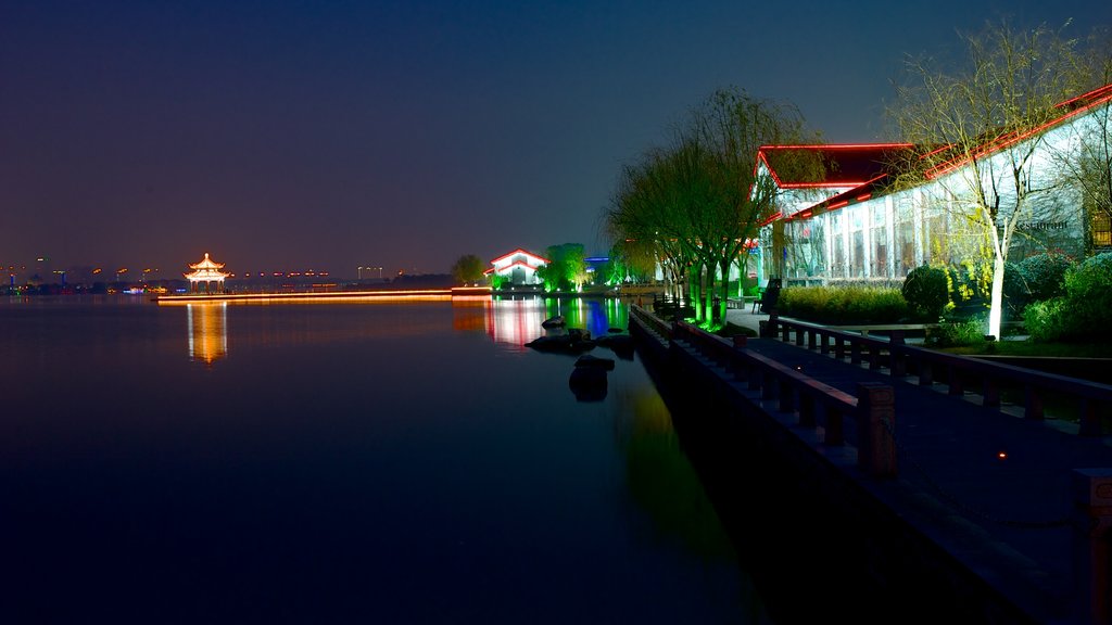 Jinji Lake which includes a garden and night scenes