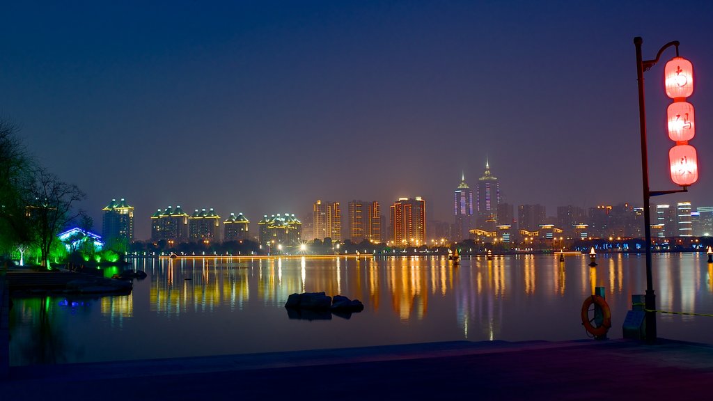 Lac Jinji montrant silhouette de la ville, une ville et une rivière ou un ruisseau