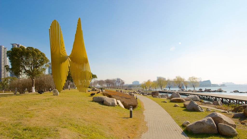 Lago Jinji que incluye arte al aire libre y jardín