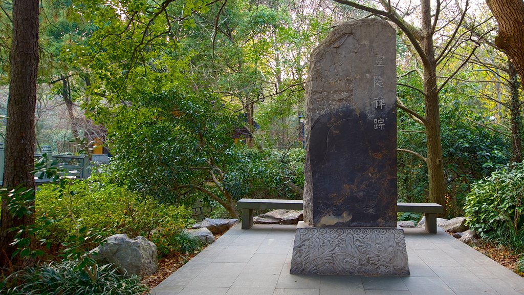 Templo de Lingyin que incluye un monumento