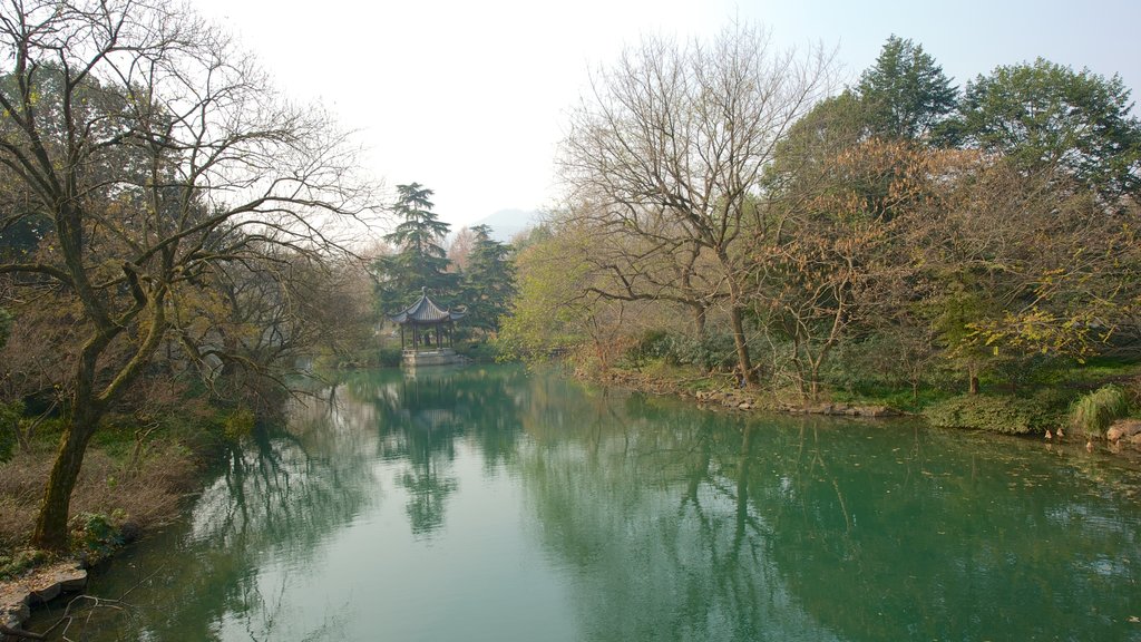 West Lake mettant en vedette lac ou étang