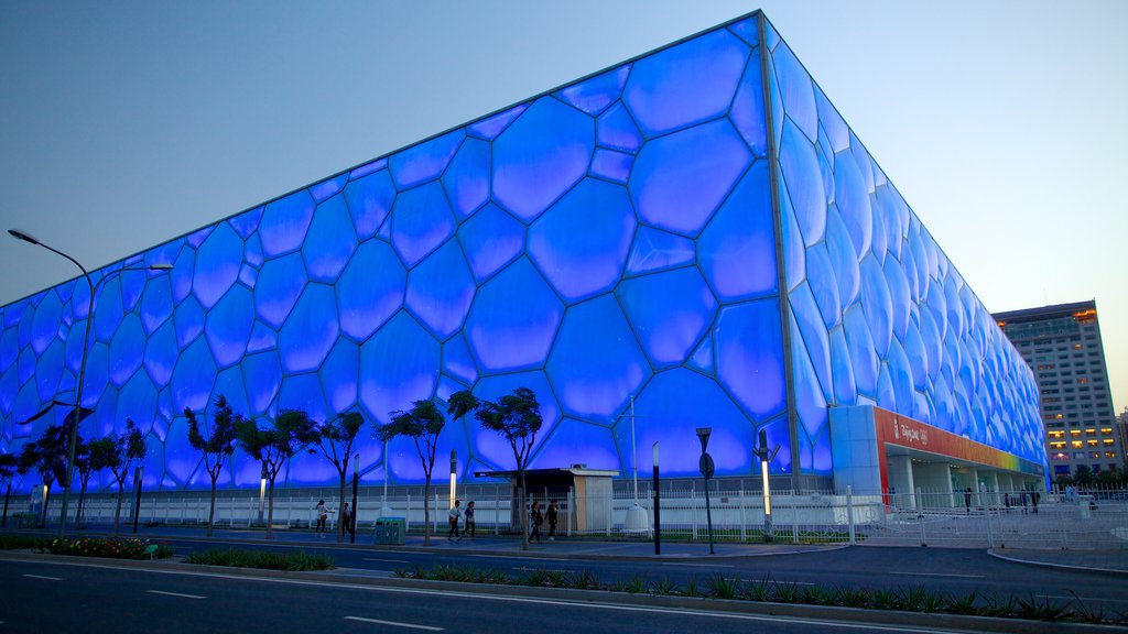 Estadio olímpico que incluye escenas urbanas, arquitectura moderna y una puesta de sol