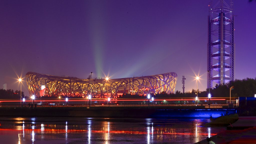 Estadio olímpico ofreciendo escenas nocturnas y arquitectura moderna