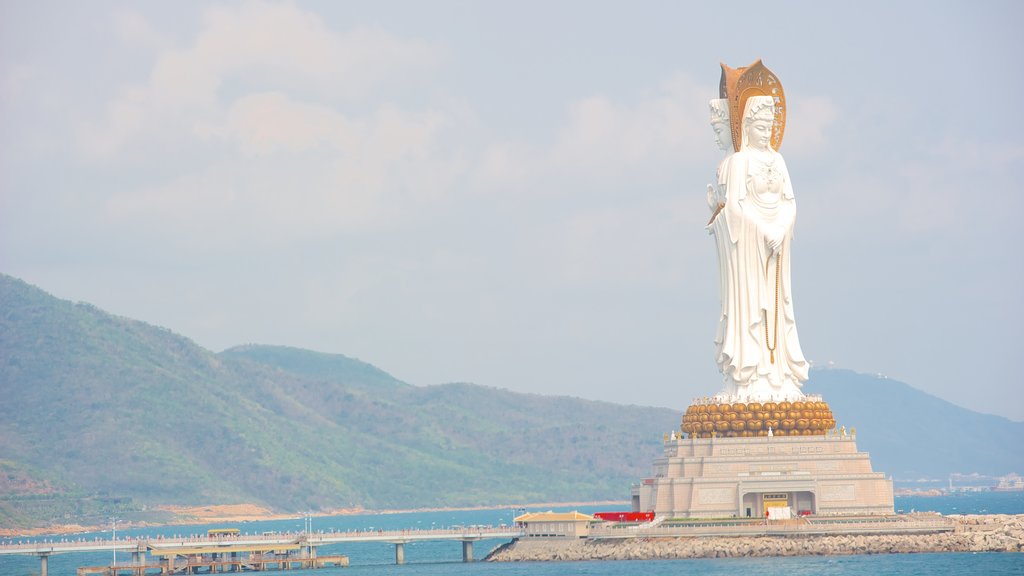 海南觀音像 呈现出 雕像或雕塑