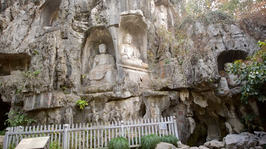 Templo de Lingyin que incluye un templo o sitio de culto y elementos religiosos