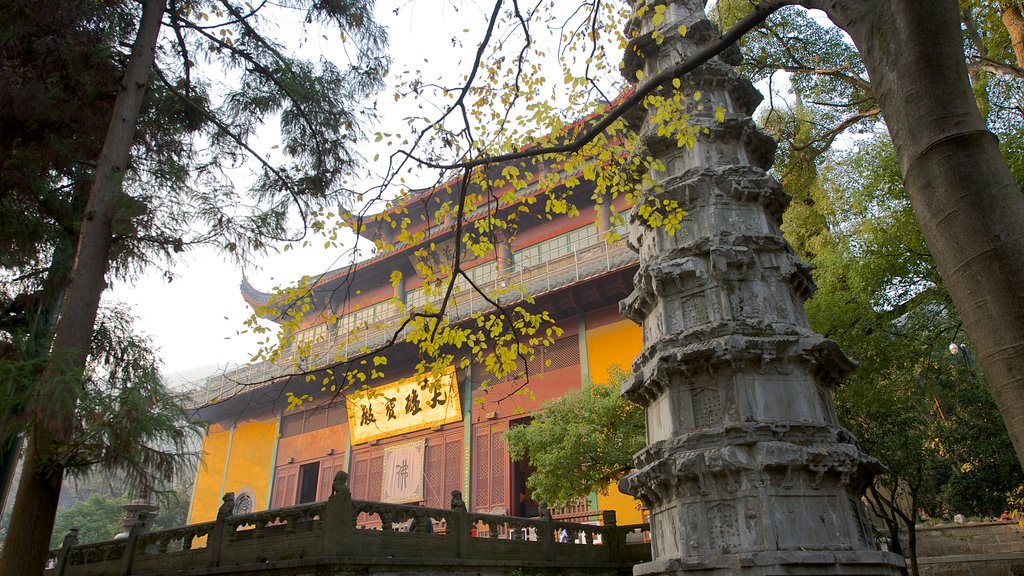 Templo de Lingyin que incluye patrimonio de arquitectura, aspectos religiosos y un templo o lugar de culto