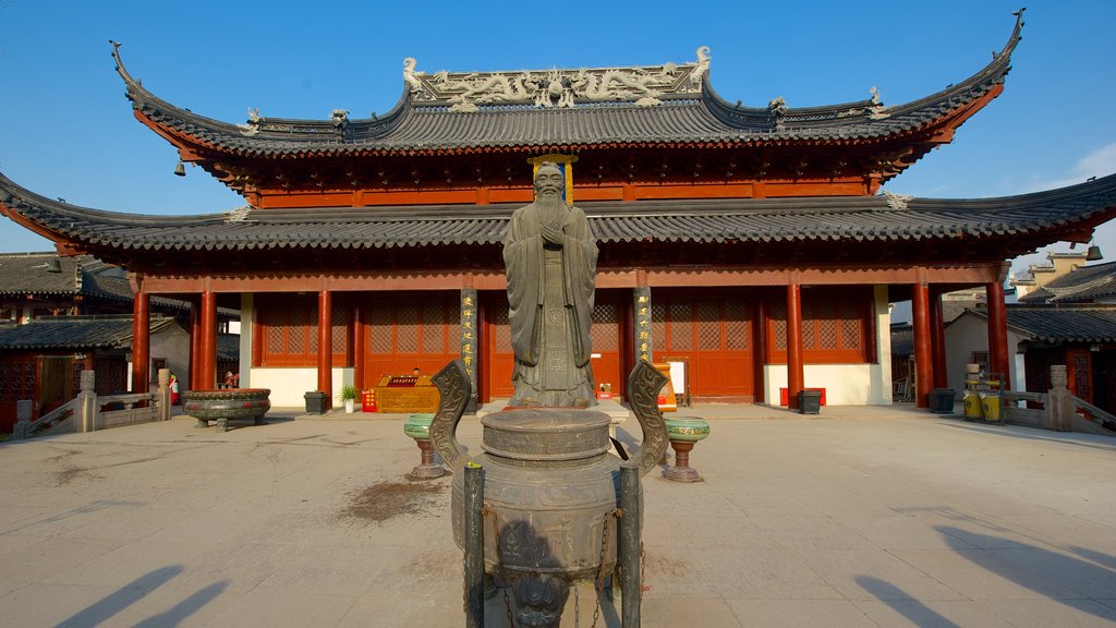 Templo de Confucio ofreciendo arquitectura patrimonial, una estatua o escultura y un templo o sitio de culto