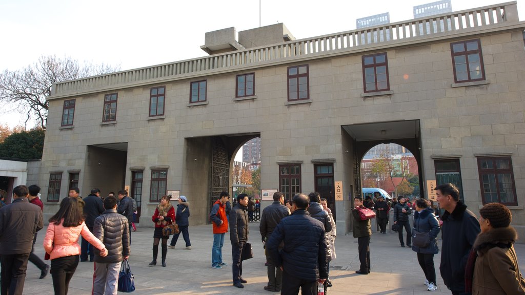 Palácio Presidencial de Nanjing mostrando arquitetura de patrimônio e uma praça ou plaza assim como um grande grupo de pessoas