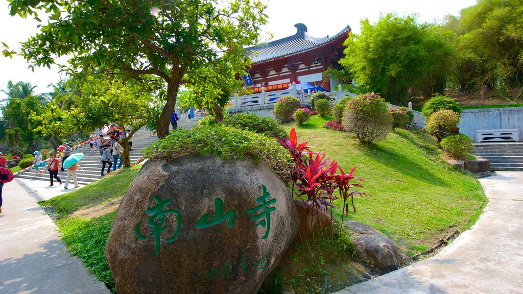 Nanshan Temple showing a garden