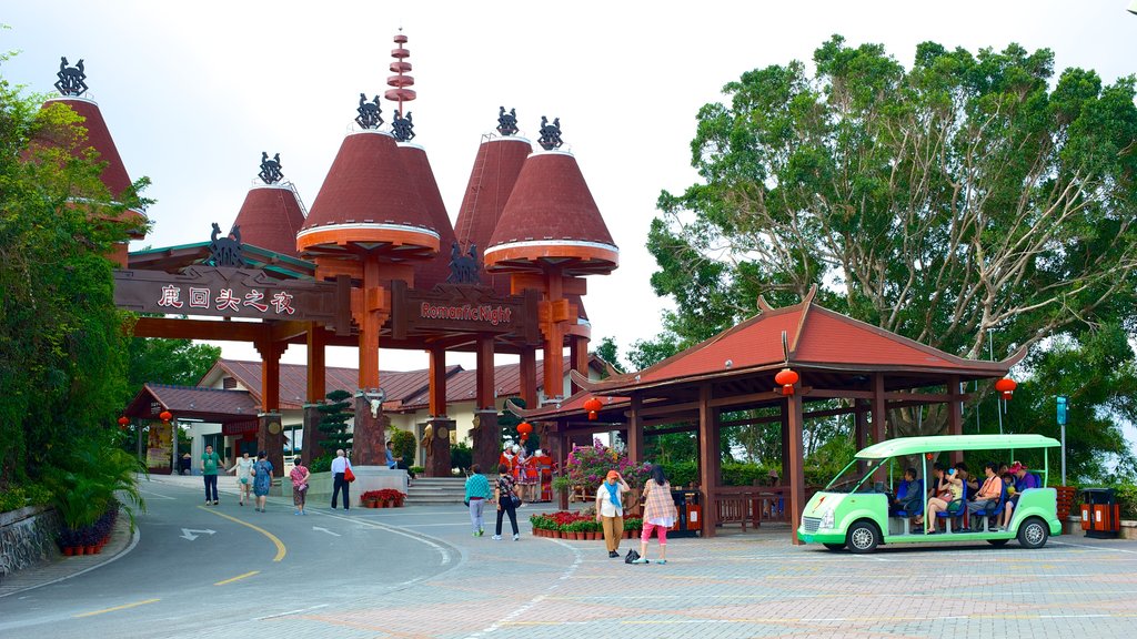 Luhuitou Park featuring street scenes