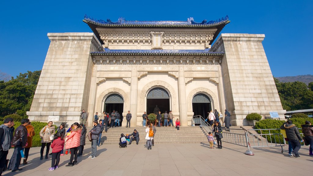 Dr. Sun Yat-Sen Mausoleum featuring heritage architecture as well as a large group of people