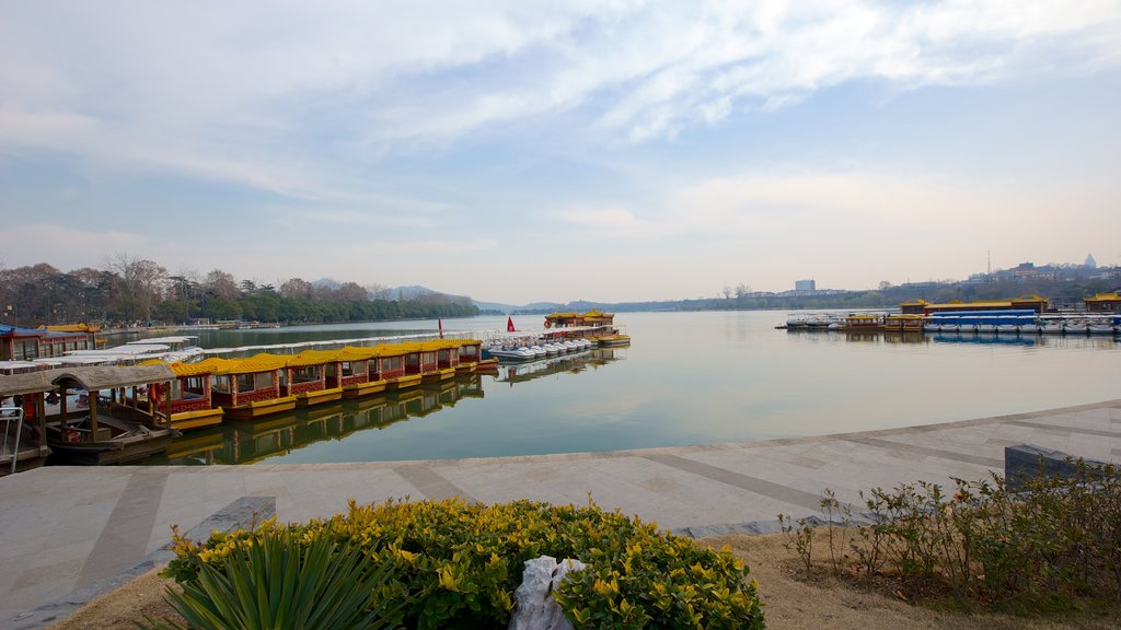 Xuan Hu Park menunjukkan danau dan kebun