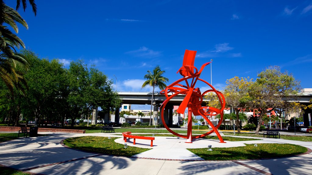 Centennial Park que incluye arte al aire libre, jardín y una plaza