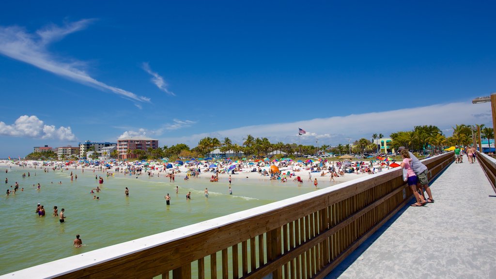 Fort Myers Beach som omfatter udsigt over kystområde