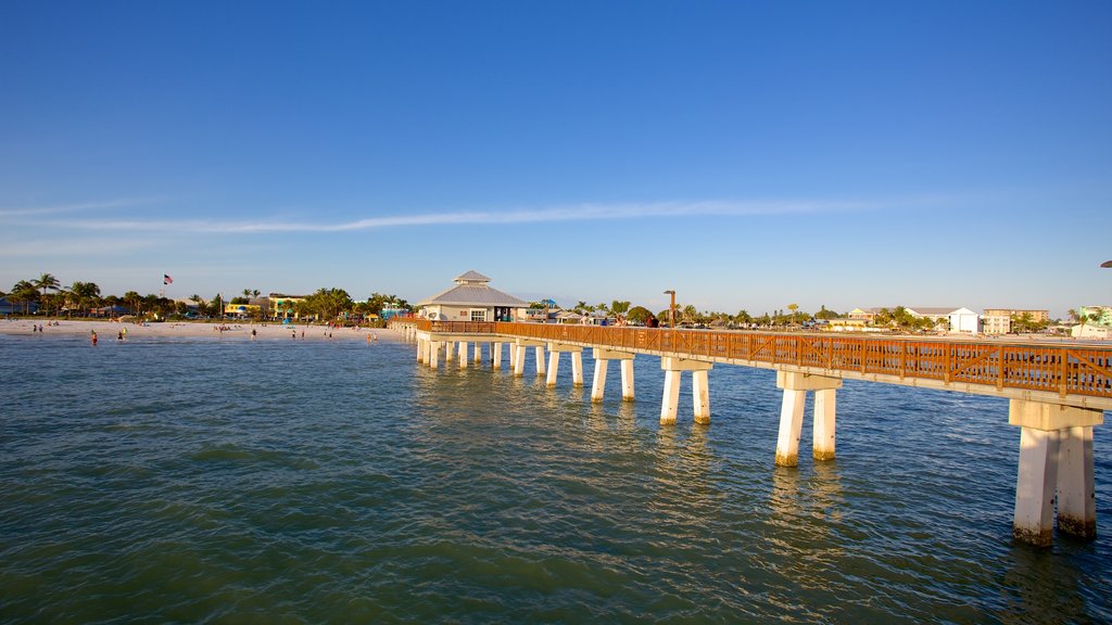 Fort Myers Beach que inclui uma ponte e paisagens litorâneas