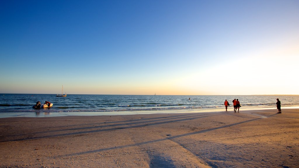 Fort Myers Beach que incluye una playa y un atardecer