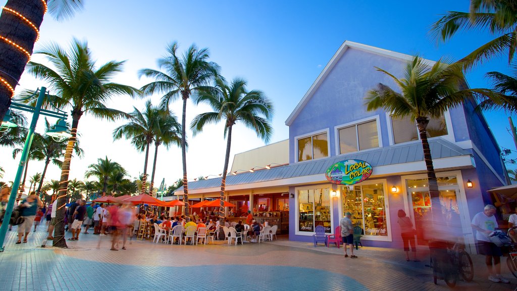 Fort Myers Beach caracterizando cenas de rua e jantar fora assim como um grande grupo de pessoas