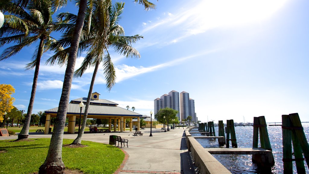 Centennial Park featuring a park and tropical scenes