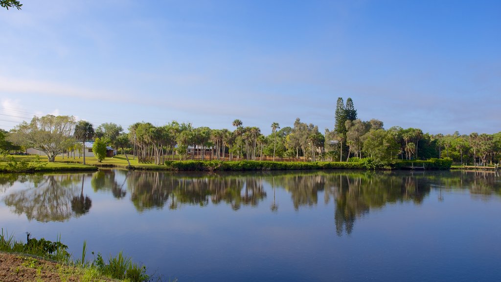 Manatee Park mostrando un lago o espejo de agua y jardín