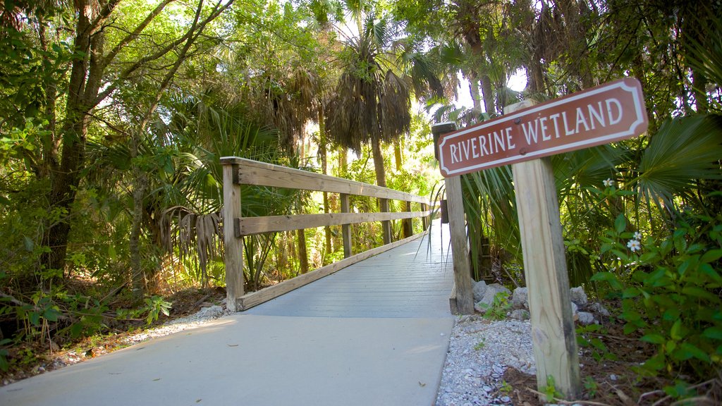 Manatee Park que incluye un puente y un jardín