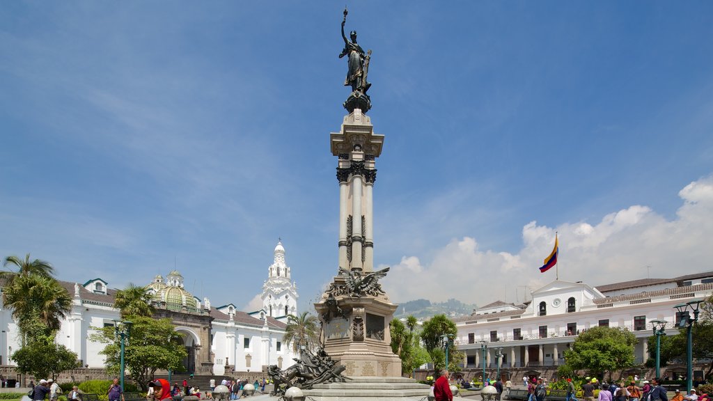 Plaza de la Independencia caracterizando um monumento, uma praça ou plaza e uma estátua ou escultura