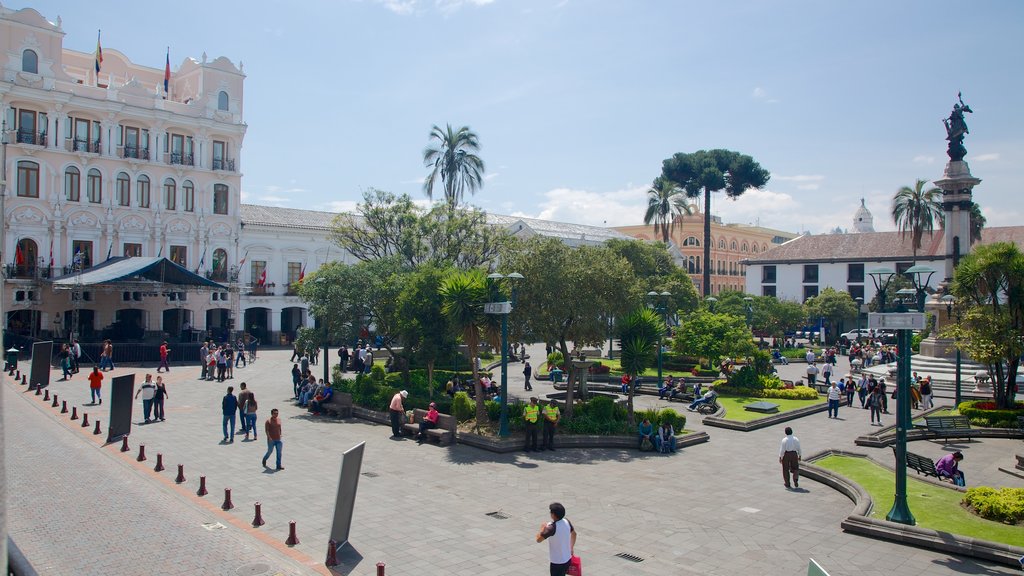 Plaza de la Independencia ofreciendo un parque o plaza y también un gran grupo de personas