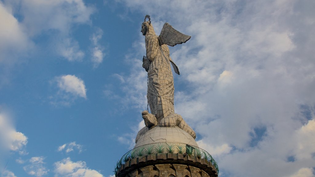 El Panecillo que incluye un monumento y una estatua o escultura