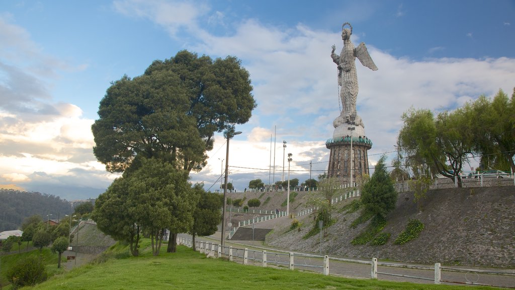 El Panecillo mostrando jardín, un monumento y una estatua o escultura