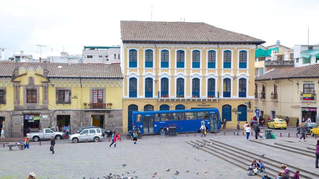 Iglesia de San Francisco ofreciendo un parque o plaza