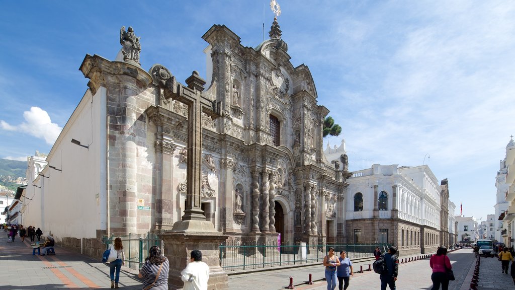 Igreja da Companhia de Jesus mostrando uma igreja ou catedral e cenas de rua assim como um grande grupo de pessoas