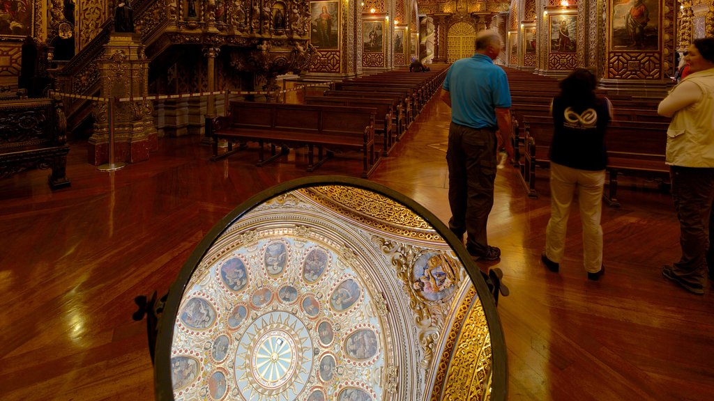 Iglesia de la Compañía de Jesús ofreciendo elementos religiosos, una iglesia o catedral y vistas interiores