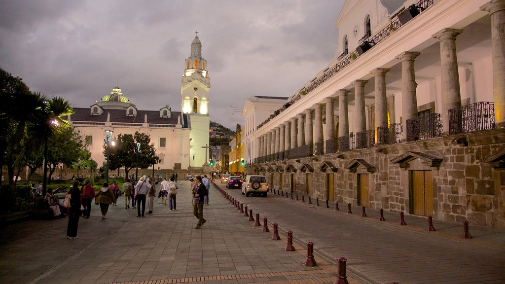 Cathédrale de Quito qui includes scènes de rue et scènes de nuit aussi bien que important groupe de personnes